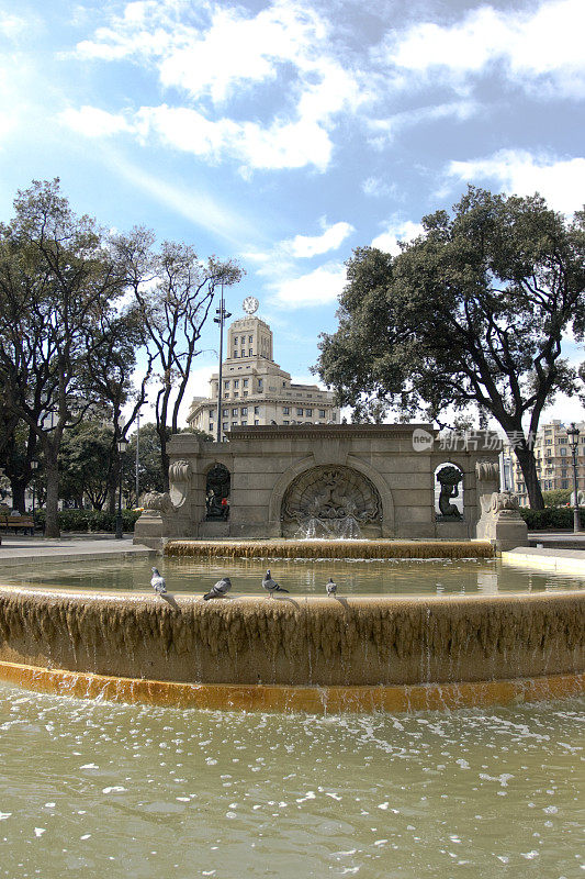 西班牙巴塞罗那加泰罗尼亚广场上的喷泉