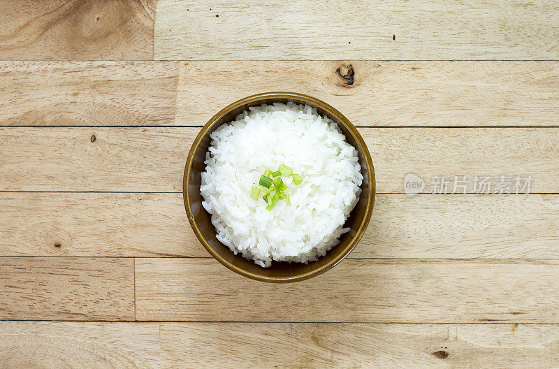 米饭放在木桌上俯视图
