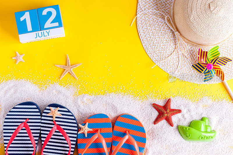 7月12日。7月12日的日历图片，以夏日海滩饰品和旅行者服装为背景。夏日，度假概念