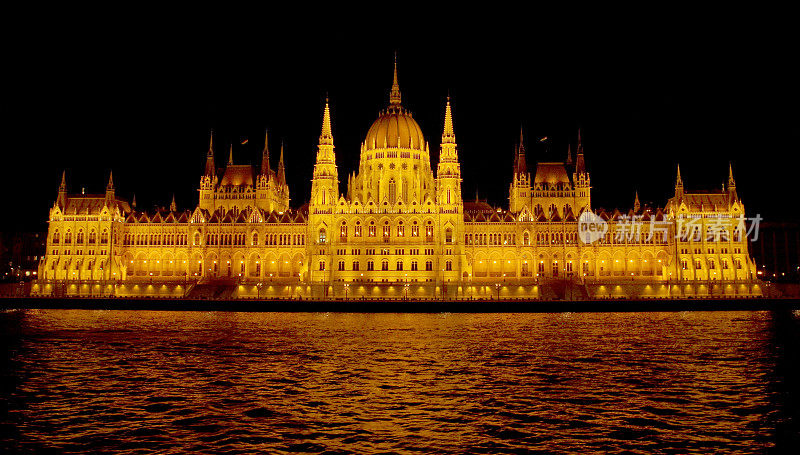 多瑙河上的布达佩斯议会夜景