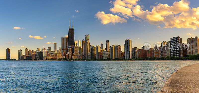 从北大街海滩看日落时的芝加哥天际线