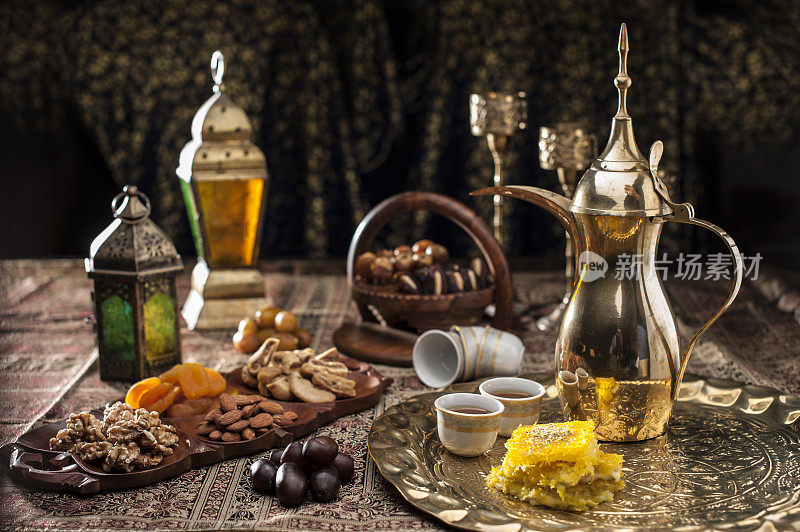 传统的阿拉伯咖啡，坚果和糖果