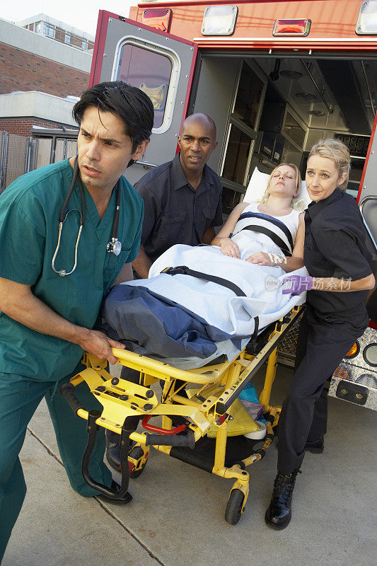 医护人员和医生把病人从救护车上卸下来
