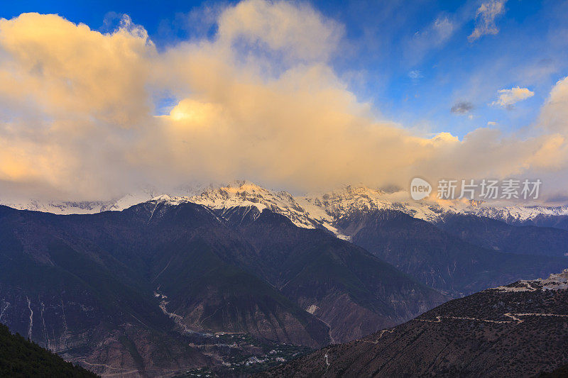 美丽雪山在日出和金色的光在山顶，飞来寺，德清，云南，中国