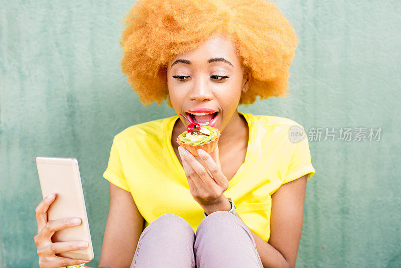 彩色的非洲妇女肖像与甜食