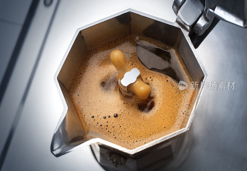 烤炉上放着摩卡咖啡。传统的意大利咖啡机。