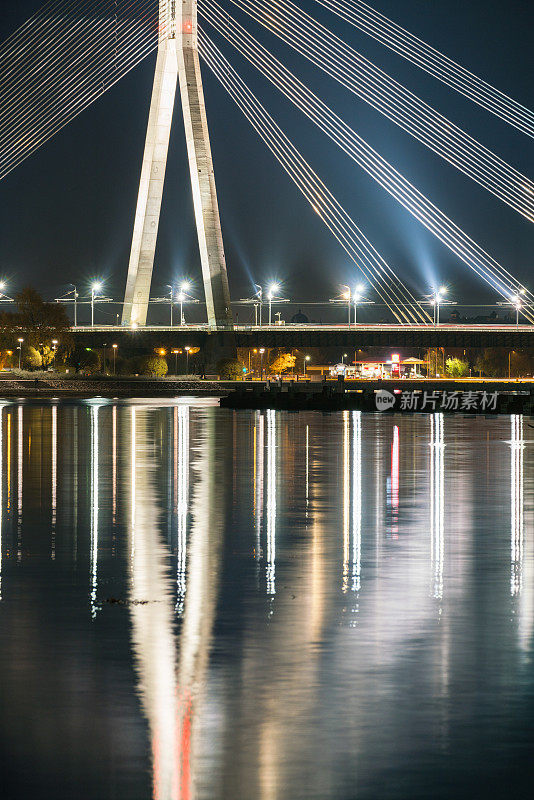 里加吊桥的夜景