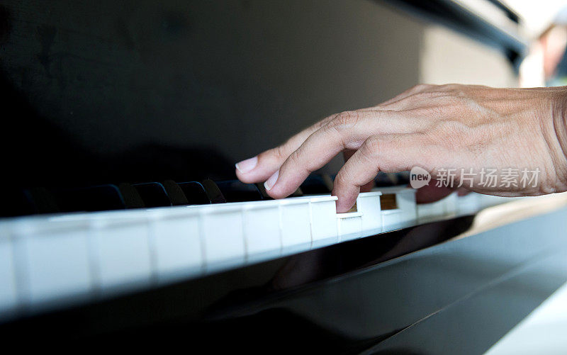 男人用手弹钢琴