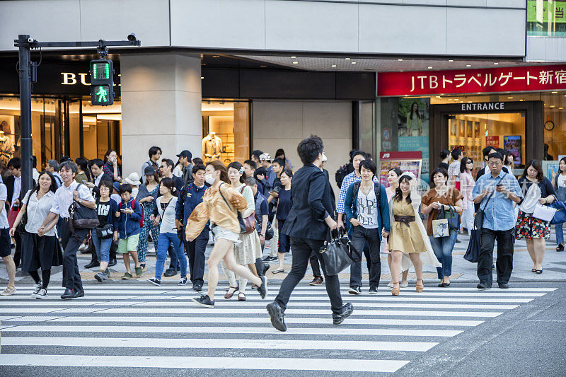 在日本东京，穿过马路的人群