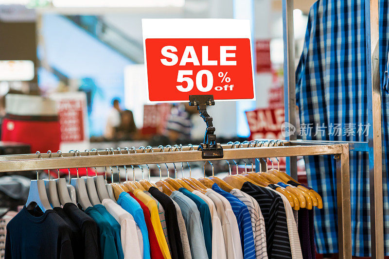 销售50%折扣模拟广告展示框架设置在购物商场的衬衫线，商业时尚和广告概念