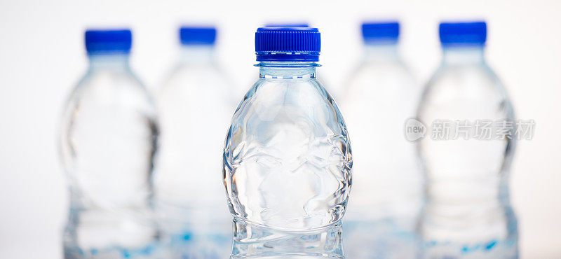 塑料瓶的水隔离在白色的背景
