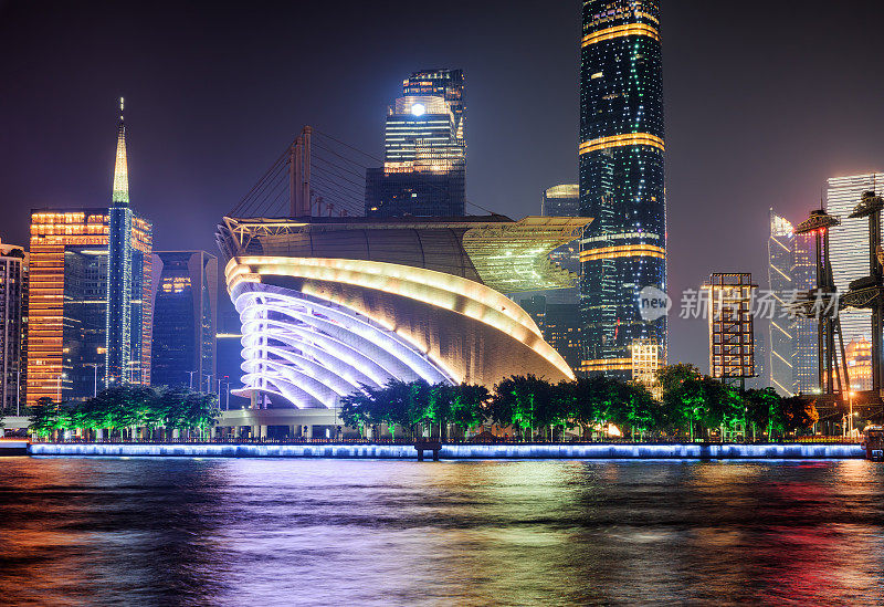 美丽的夜景现代建筑在广州，中国