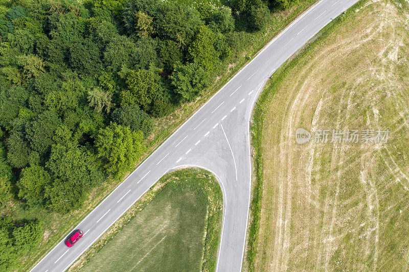 穿过乡村的道路