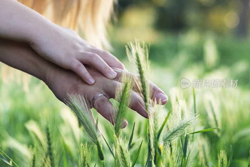 母亲和女儿接触草地