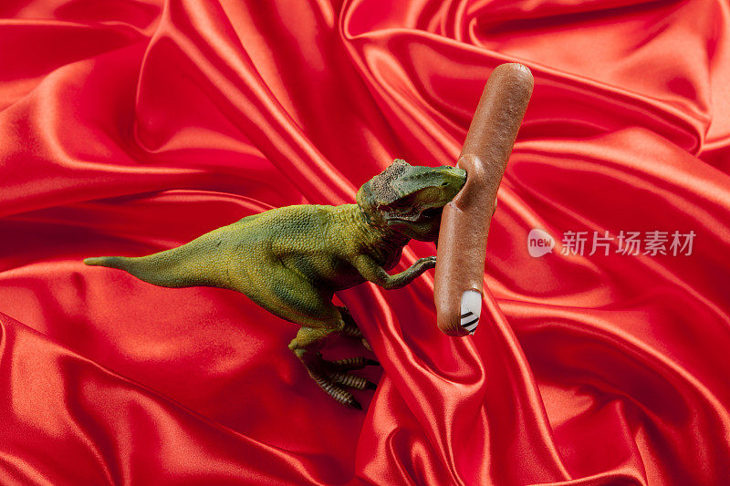 恐龙吃香肠修指甲