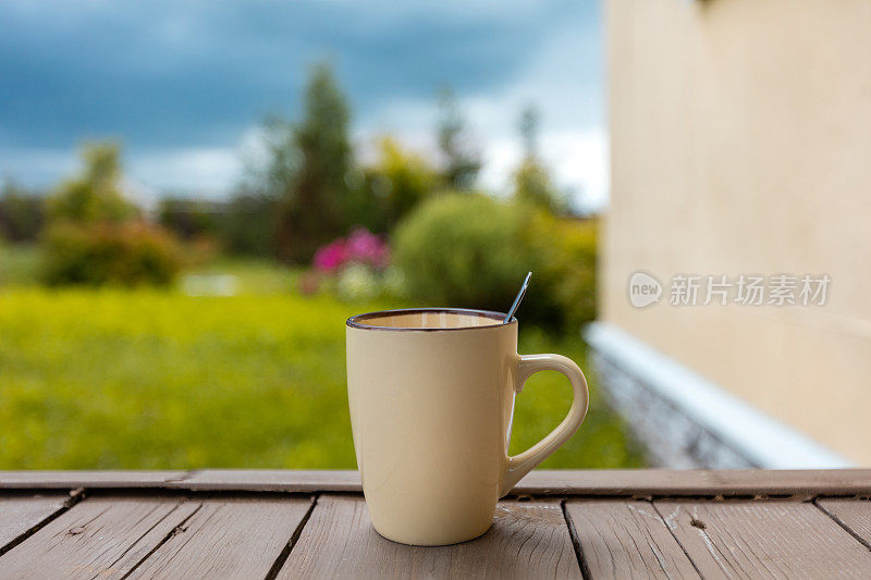 在木窗台上喝杯茶或咖啡