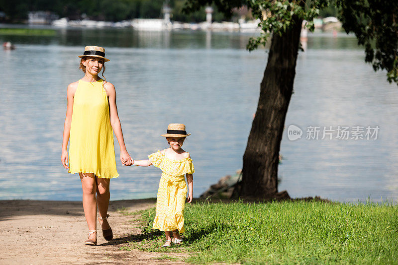 母亲和女儿在河边散步