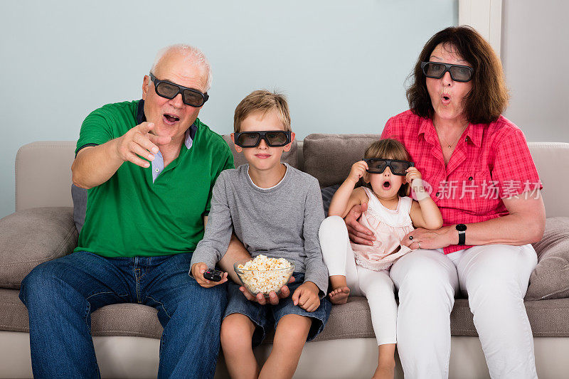 祖父母和孙辈在看3D电影