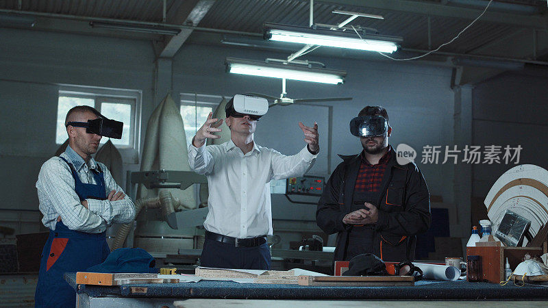 男人们戴着VR头盔，做着细木工
