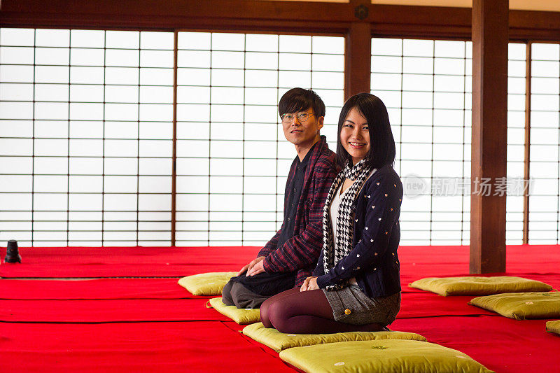 一对日本夫妇坐在百古曼本千寺