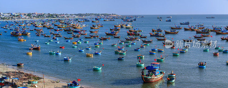 越南海港渔船的全景