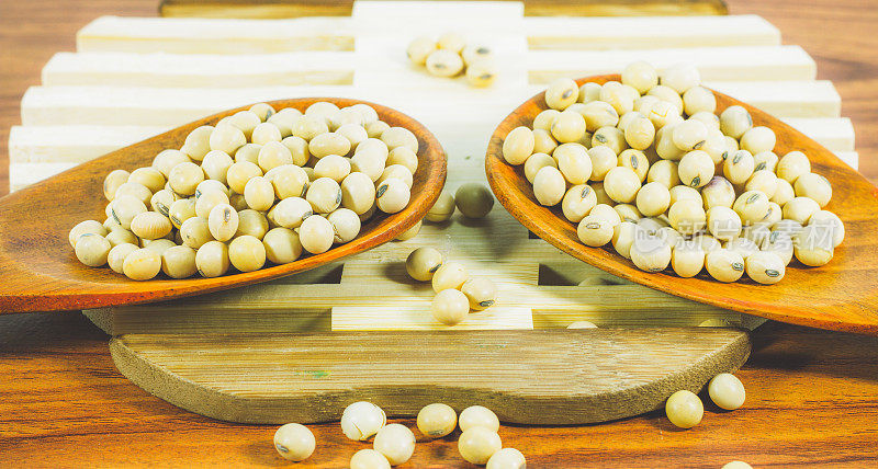 豆浆在木质背景上与黄豆或黄豆放在一边，选择性集中，健康食品