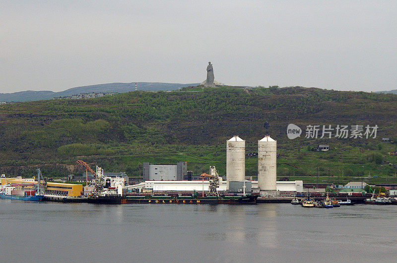 在摩尔曼斯克，可以看到绿角山，贸易港的肥料终端和北极捍卫者纪念碑