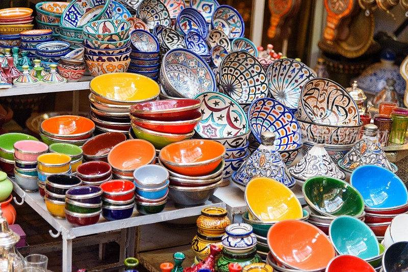 马拉喀什市场上的传统陶瓷盘子