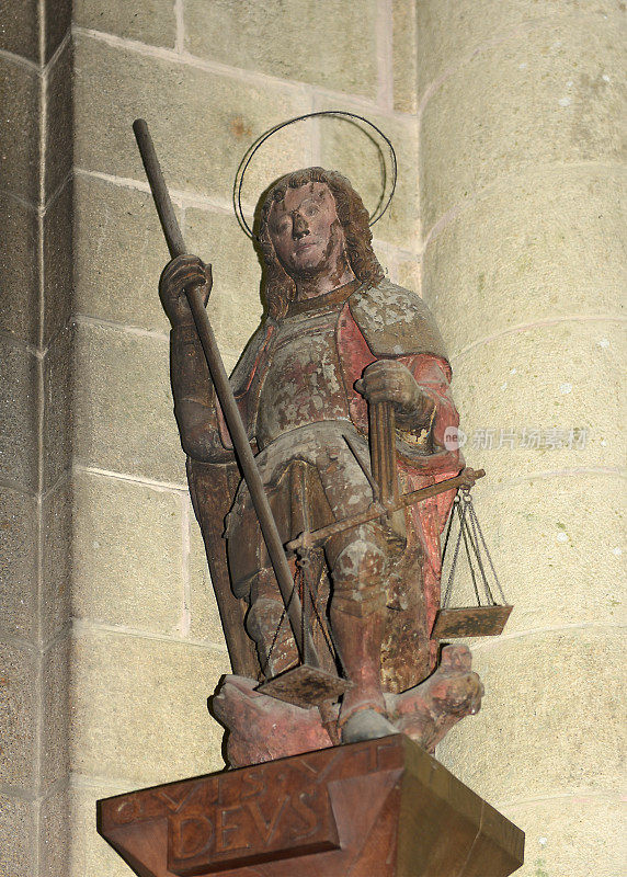 法国布列塔尼圣米歇尔山的大天使圣迈克尔雕像