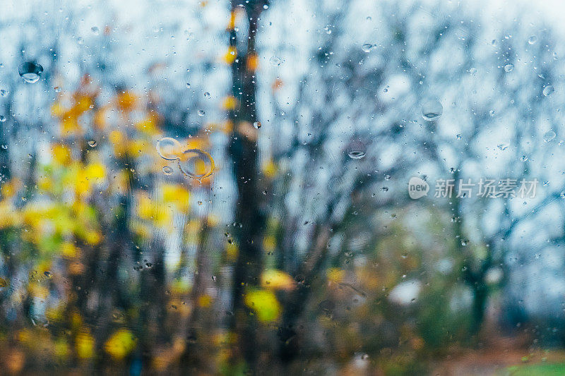 多雨的窗口