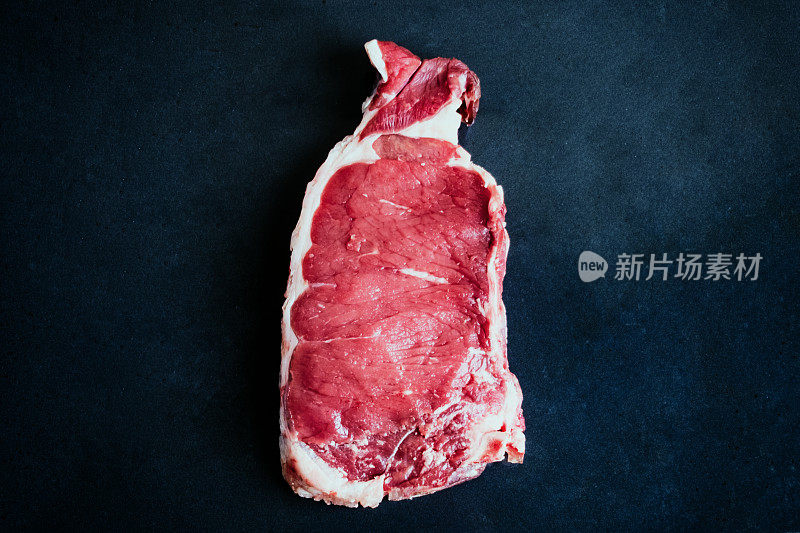 新鲜的生牛肉加香料调味