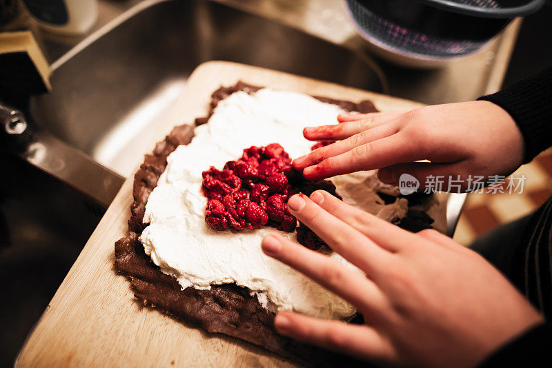 用奶油和新鲜覆盆子做海绵卷，特写