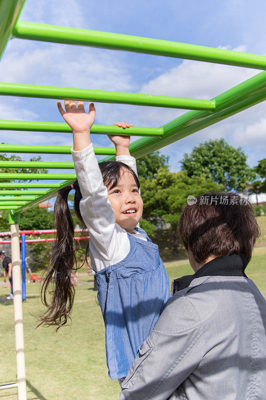 爸爸和小女孩在公园里玩