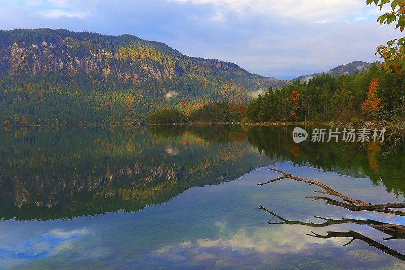 长时间暴露在黎明的Eibsee湖-田园般的阿尔卑斯山，加米施，巴伐利亚-德国