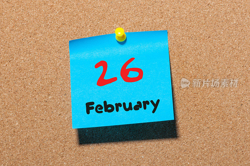 2月26日。月26日，日历上的软木公告板背景。冬天的时间。文本空白