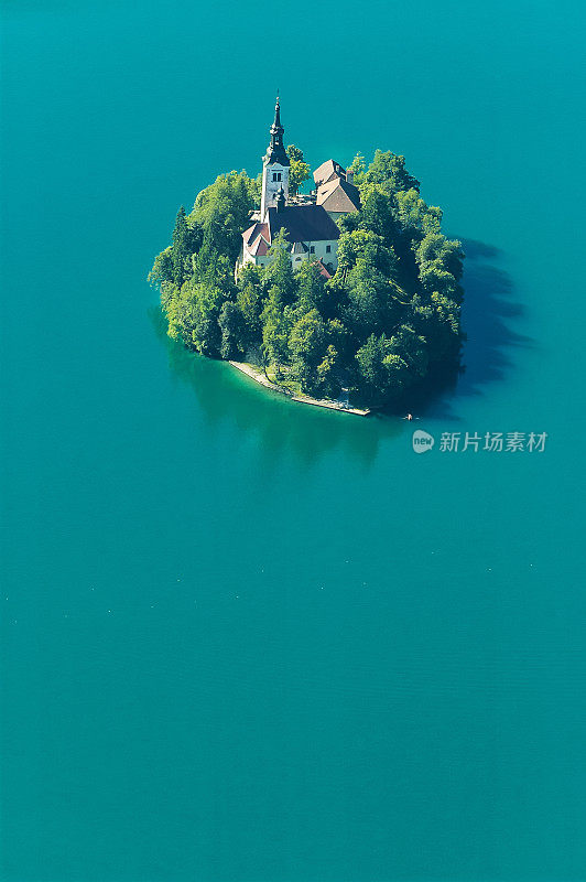 斯洛文尼亚翡翠湖上有教堂的岛屿