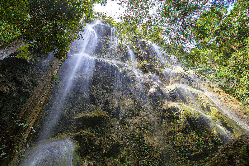大自然中的热带新鲜瀑布。Oslob、菲律宾