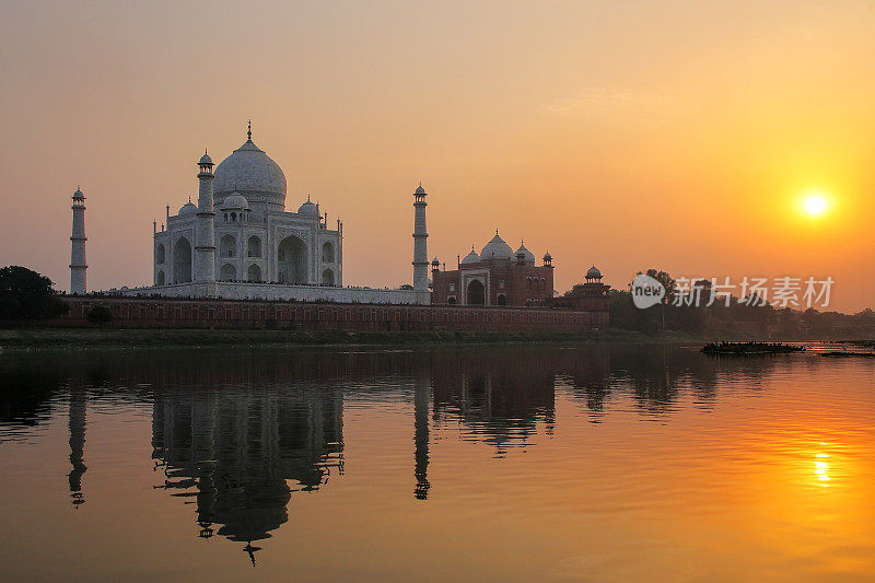 印度阿格拉，夕阳映照在亚穆纳河上的泰姬陵