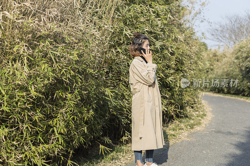 一个女人在公园小路上打电话