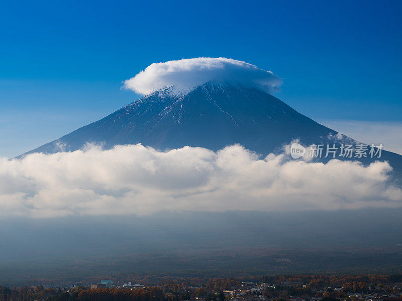 从川口湖眺望富士山的秋景