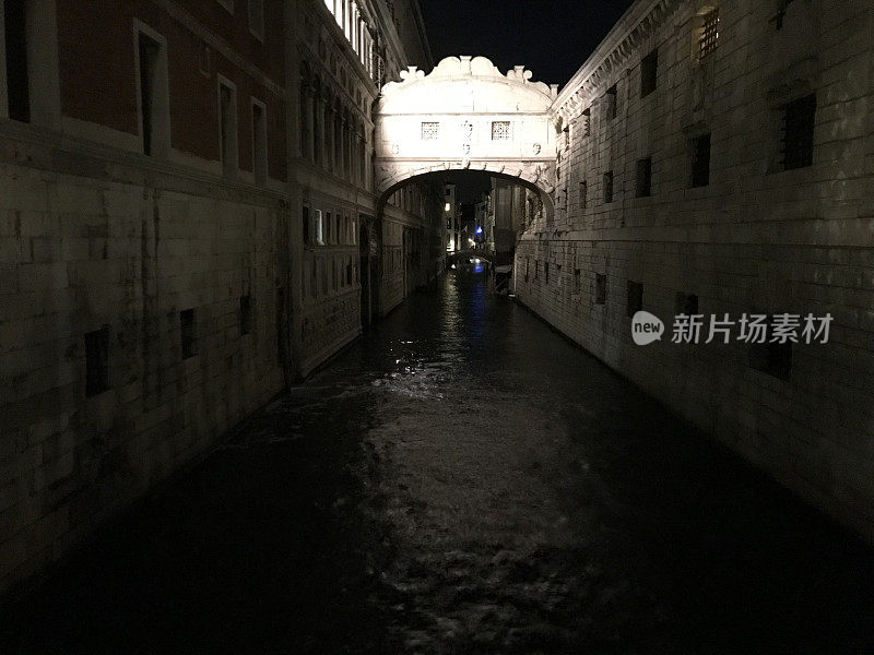 夜晚的威尼斯桥