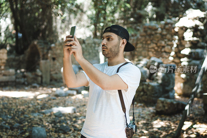 男人用智能手机拍照