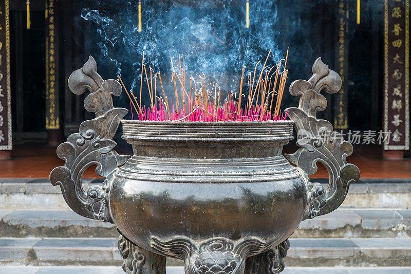 寺庙里的香炉