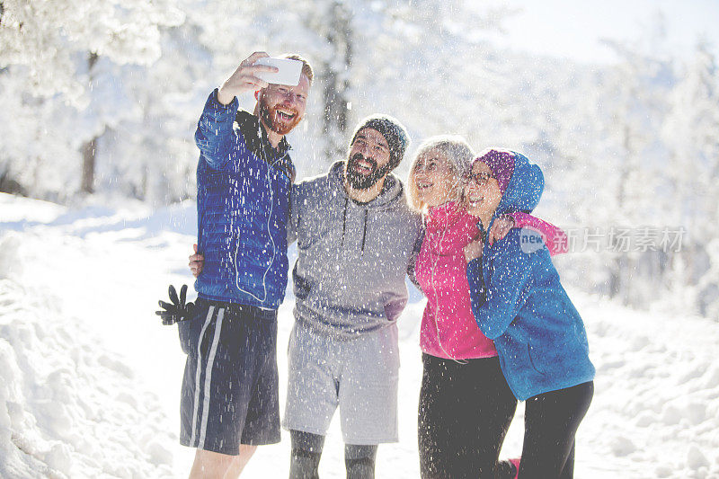 雪山上的自拍时间