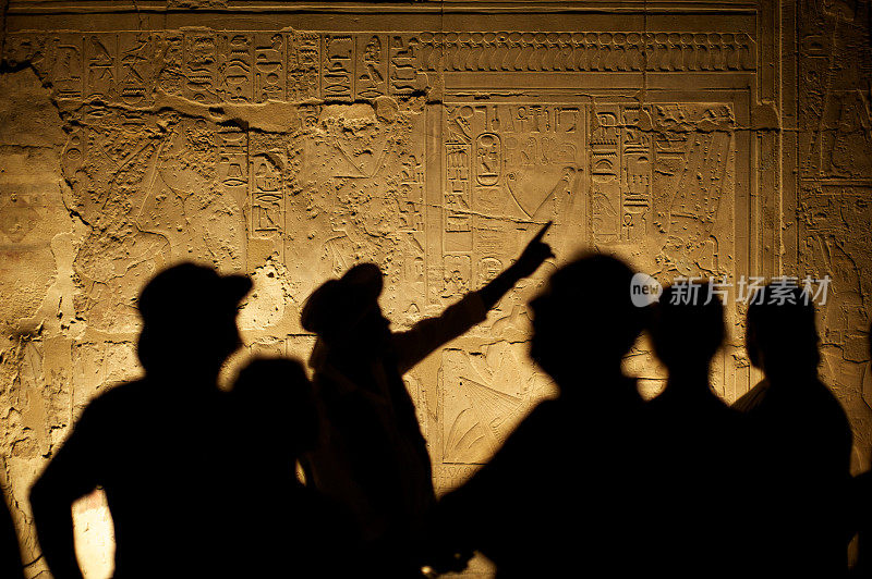 埃及象形文字与旅游考古学家的剪影
