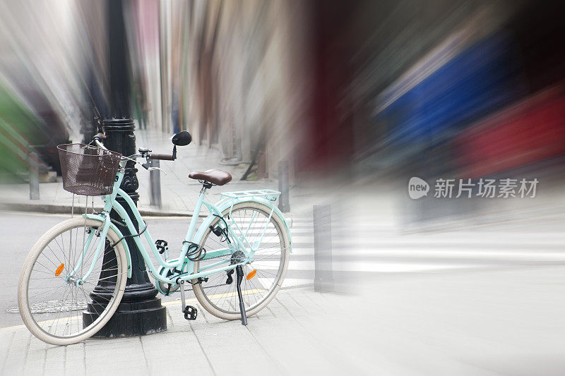 在人行道上骑自行车，城市生活。