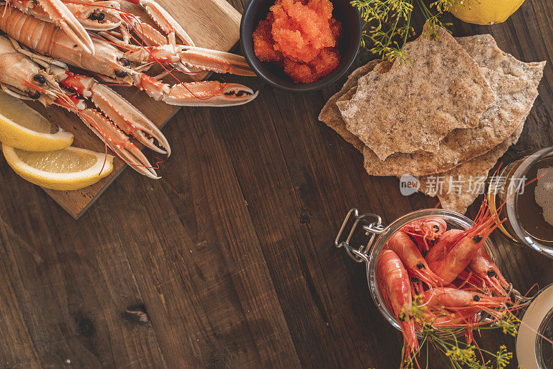 瑞典传统小龙虾派对上的海鲜