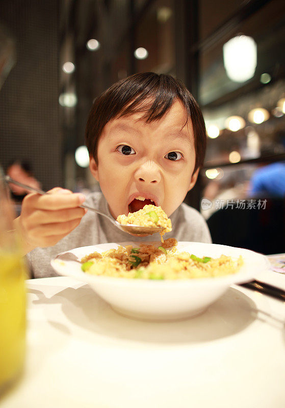 孩子们吃午餐