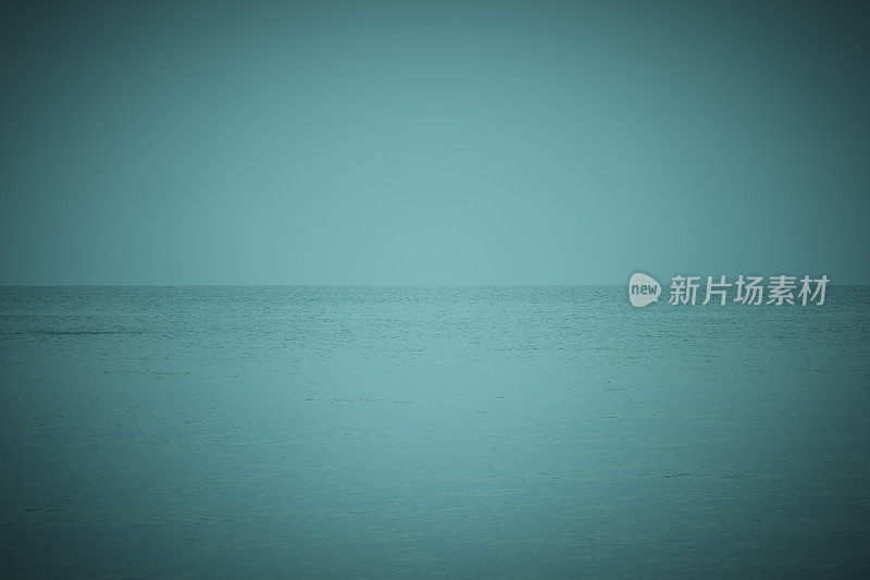 生动的蓝绿色海景背景-海洋和天空的壁纸与径向梯度