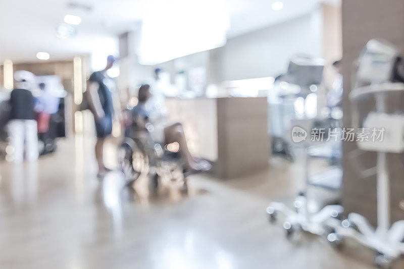 模糊诊所或医院候诊室和走廊的背景，护士站附近有轮椅上的病人
